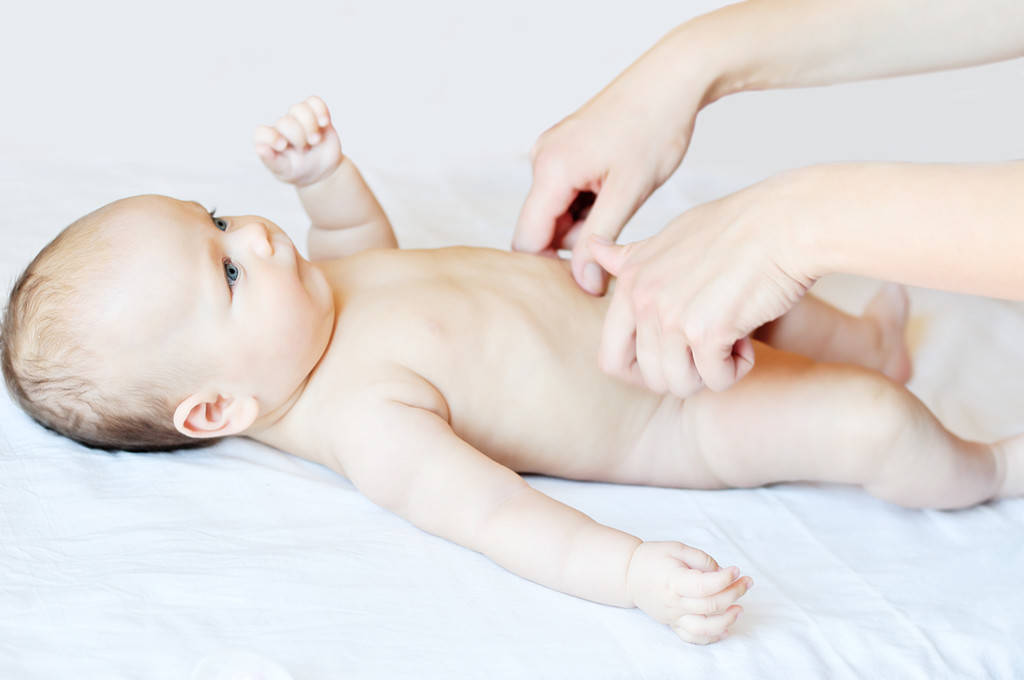 新生儿腹部按摩：在宝宝肚上画个I、L、U，不仅缓解胀气还超有爱