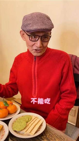 86岁“济公”身体好硬朗，拍短视频造型真搞笑，流行语太潮了