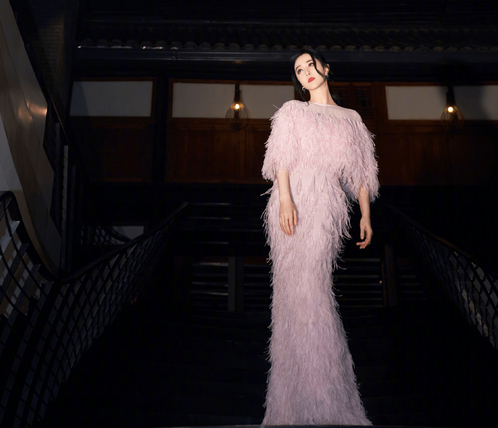 40岁范冰冰出席活动肩膀宽厚被指虎背熊腰合影抱小朋友不撒手