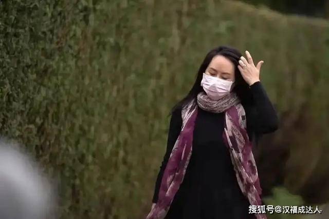 大气 孟晚舟终于换了风格，穿娃娃裙披彩色丝巾，“少女范”十足