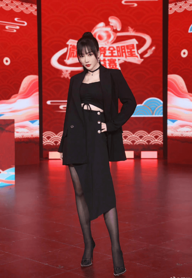 柳岩参加活动再秀性感黑丝勾勒大长腿41岁颜值在女星中最抗打