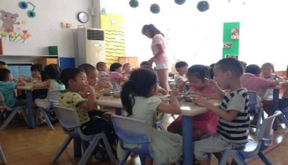 午餐|幼儿园老师发午餐照秒撤回，眼尖家长发现不妥，群里一下子沸腾了