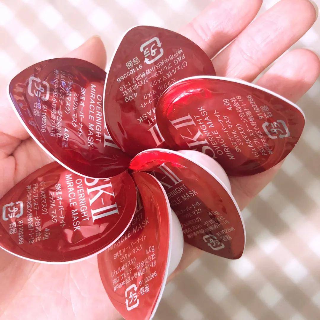 睡眠今年的SK2新年限定福袋带12个晚间修护面膜，这款面膜只有套装里有哦！