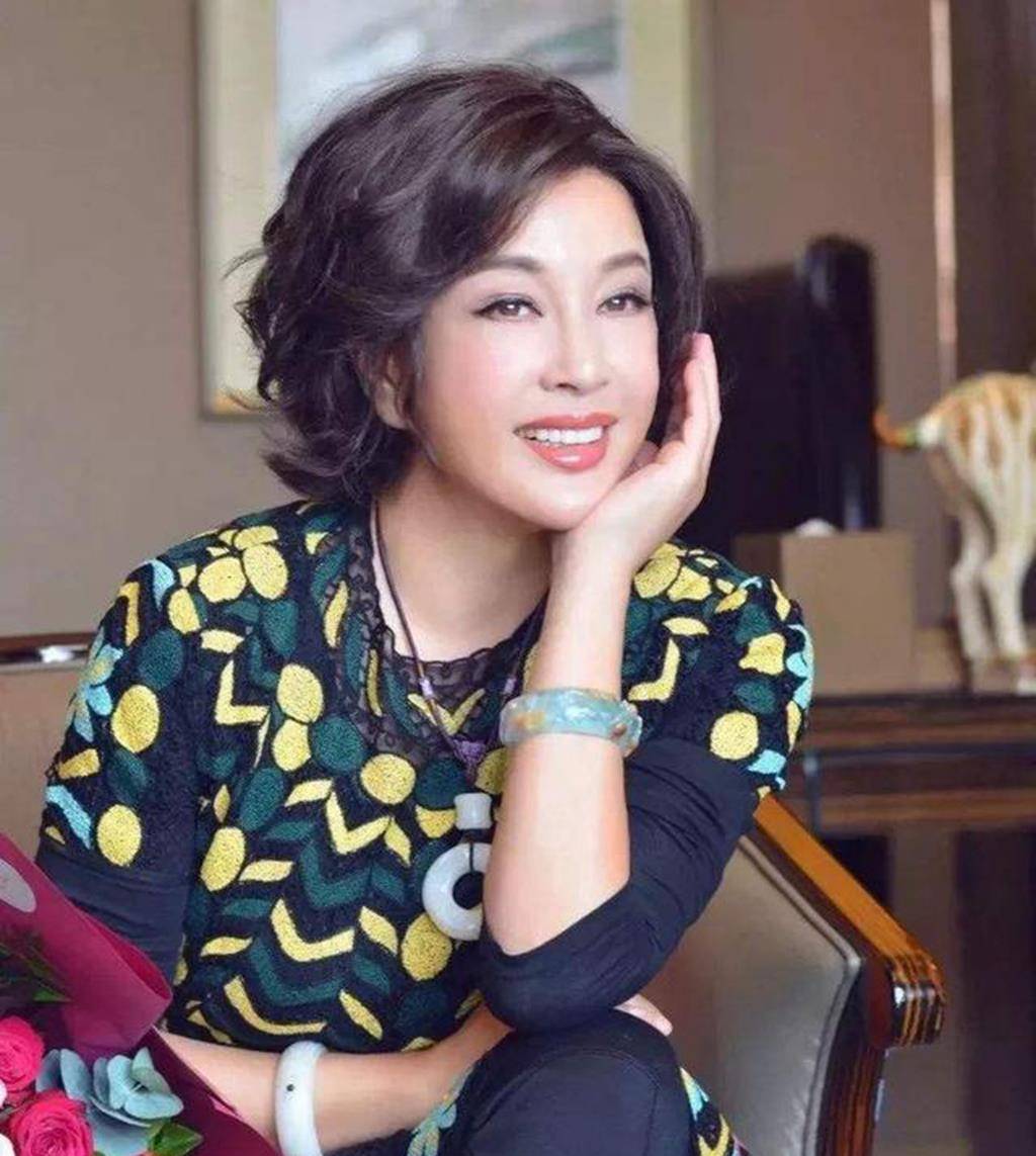 85岁老艺术家谢芳近照曝光,搭档刘晓庆,为百花影帝黄晓明颁奖