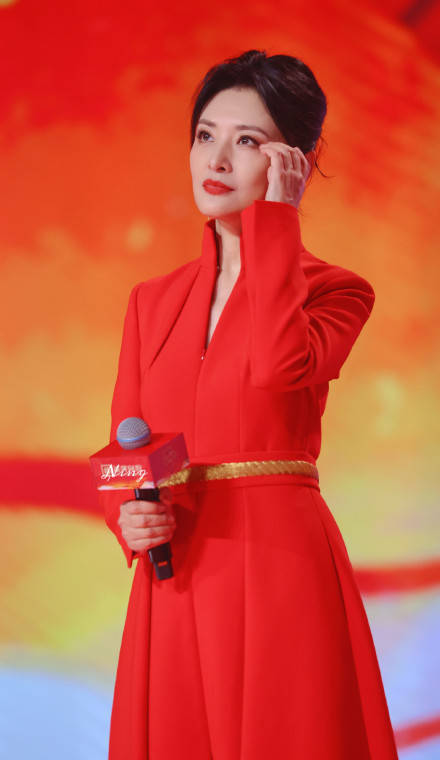 搜狐娱乐讯 近日,一组主持人周涛出演某节目的照片释出,周涛身穿红色