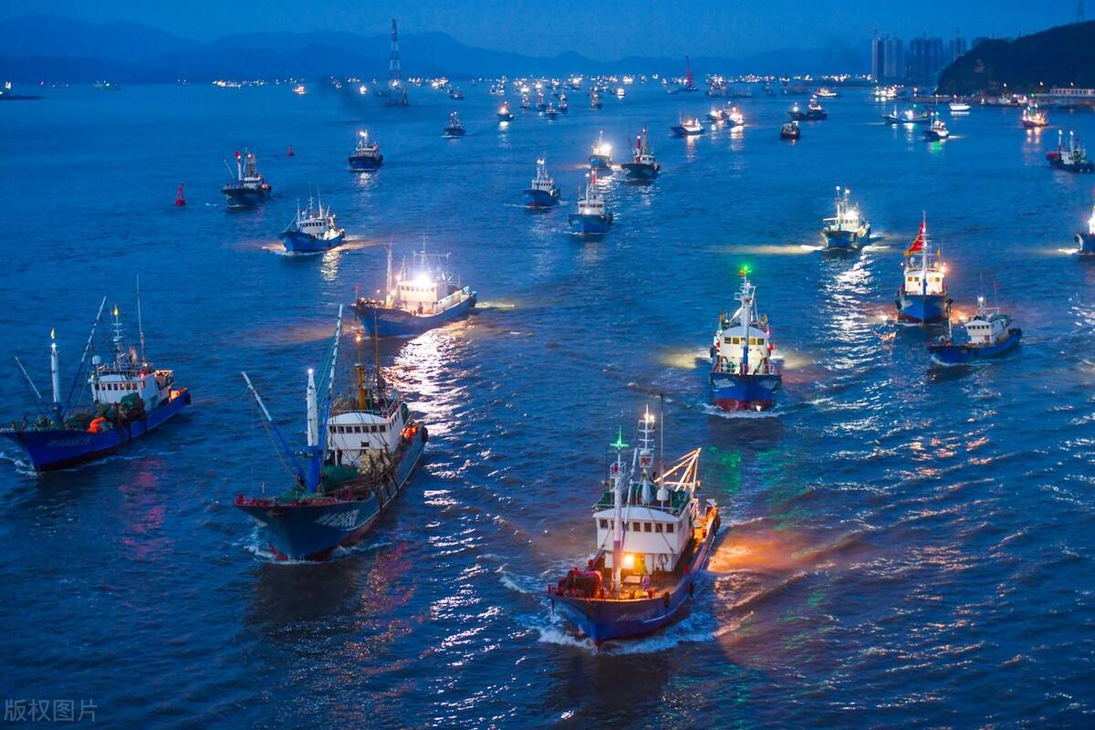 迎来千帆竞渡,百舸争流的热闹场面(开渔节),渔船争先恐后地涌入大海
