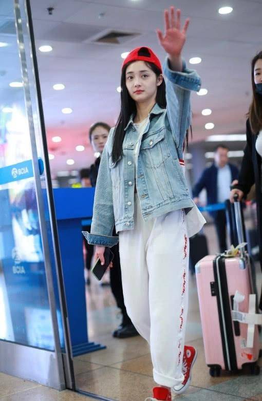 右腿 周洁琼不当明星当网红，两条裤子叠着穿，左腿正经右腿清纯！