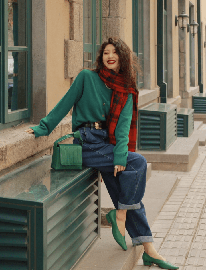 氛围 节日的氛围里怎么能少得了一抹“新年红”？穿搭有韵味，也很显白