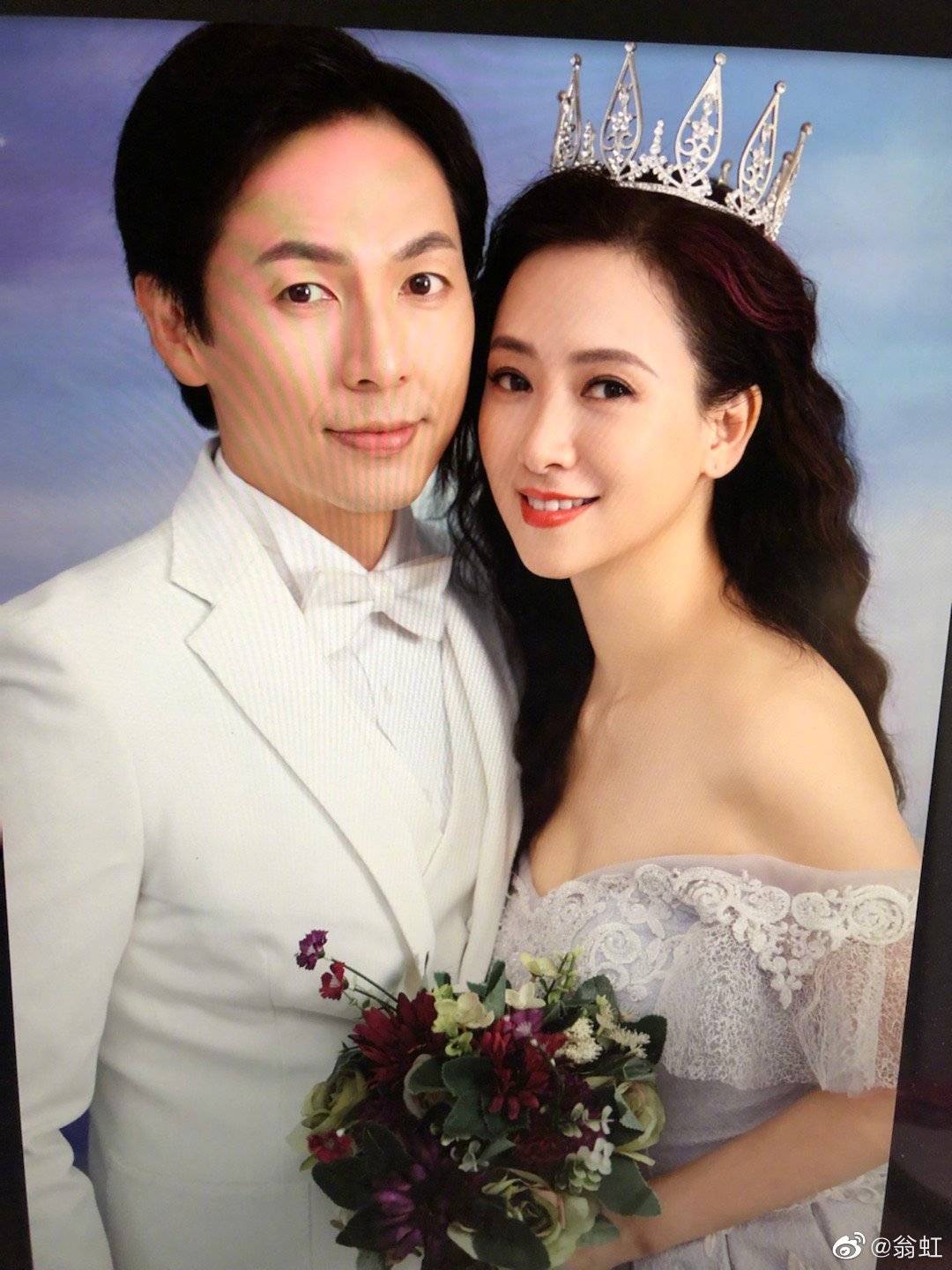 翁虹晒婚纱照庆水晶婚，与丈夫相识4月闪婚，14岁爱女美貌似妈妈_搜狐网