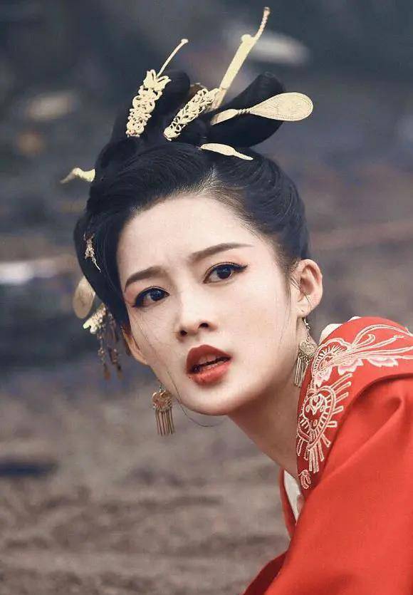 周冬雨继千金妆、奶醉妆后，又一妆容走红？求求女明星们别再无脑跟风
