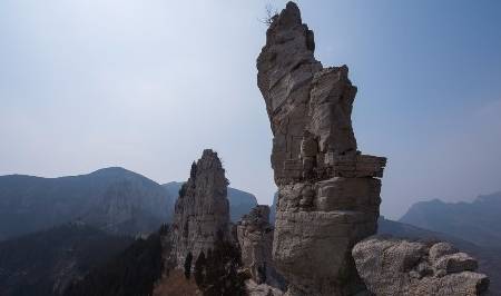 走遍济南南部山区之仲宫三媳妇山，处处崖悬壁峭，步步怪石嶙峋