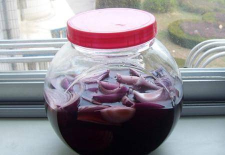 暖胃|葡萄酒泡洋葱功效强大，经常食用补气养血，美容抗老，暖胃促消化