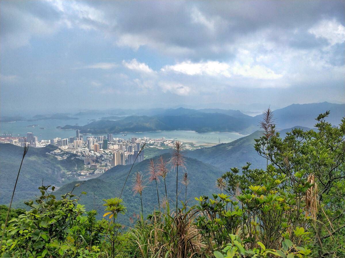 国内少有的邻近市区的山是深圳新八景之一深圳第一高峰