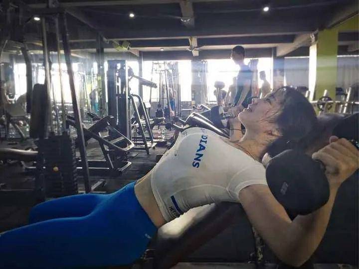 原创健身请不要在浴室拍照更不要偷拍别人洗澡的照片