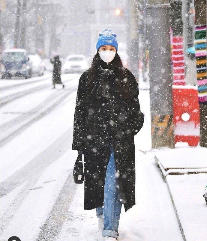 黑色 冬天的首尔也很热闹，大街上的妹子穿得真靓，好让人羡慕
