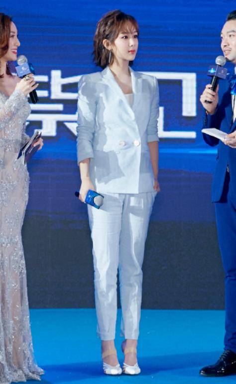 原创杨紫又穿蓝色西装裤子满是褶子贵的也穿成了百元质量