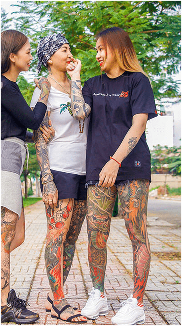 5旬女子和2个女儿痴迷纹身,如今母女3人全身纹身不在意别人看法_范