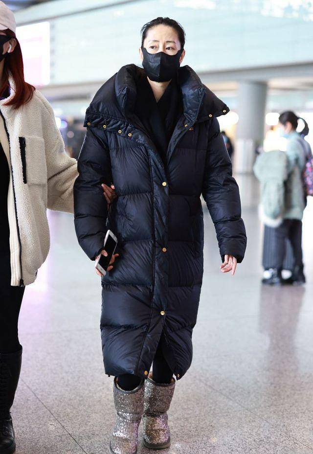 刘敏涛 刘敏涛气质真好，穿羽绒服配雪地靴走机场，臃肿却很耐看