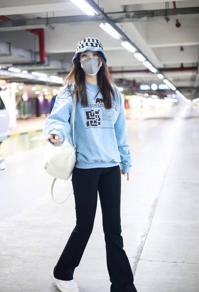 脚踝 李菲儿气质这么好,短大衣配打底衫时尚清新,露脚踝看着有点冷