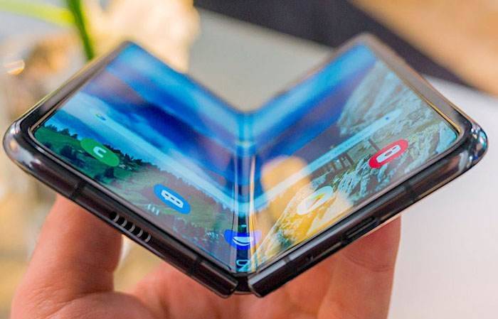 手机厂商迎战2022，芯片、折叠屏、高端机哪个才是“重头戏”?