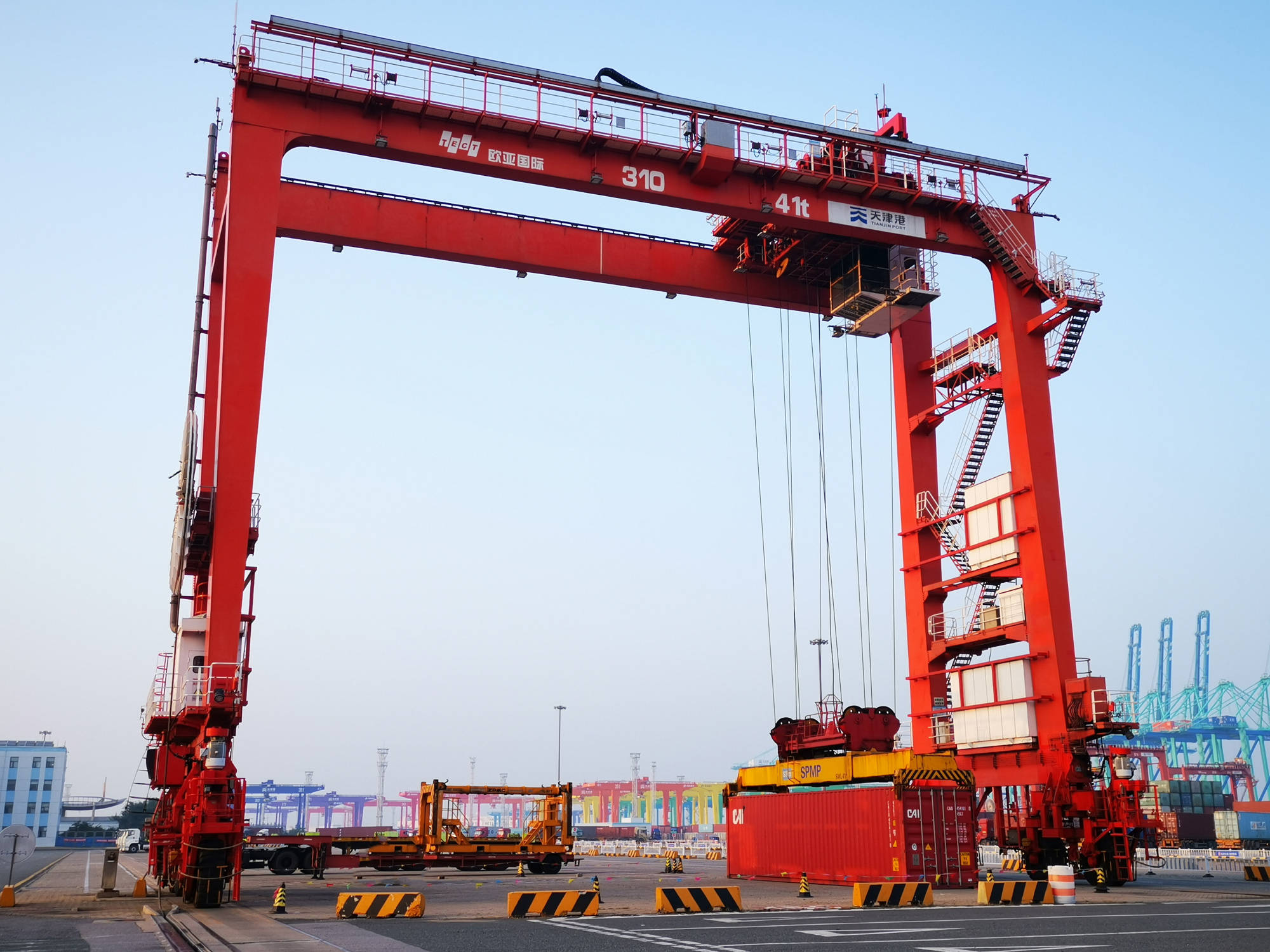 第一台全国产化电控系统场桥在天津港投入使用_集装箱_设备_电控