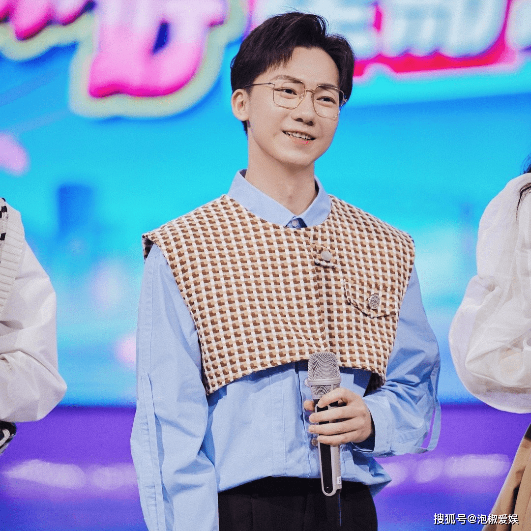 《勇往直前的我们》:芒果主持人内卷,力捧新人,何炅也很无奈_卫视