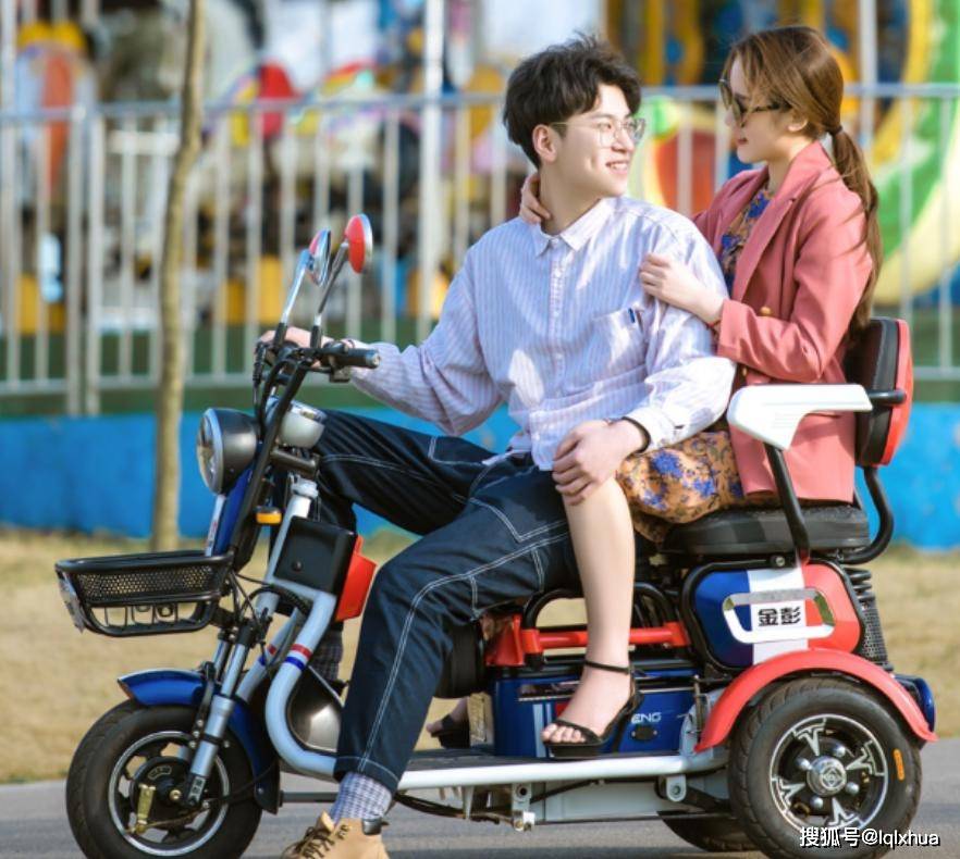 休闲电动三轮车还具有三种骑行模式,分别为单人骑行,两人骑行与三人