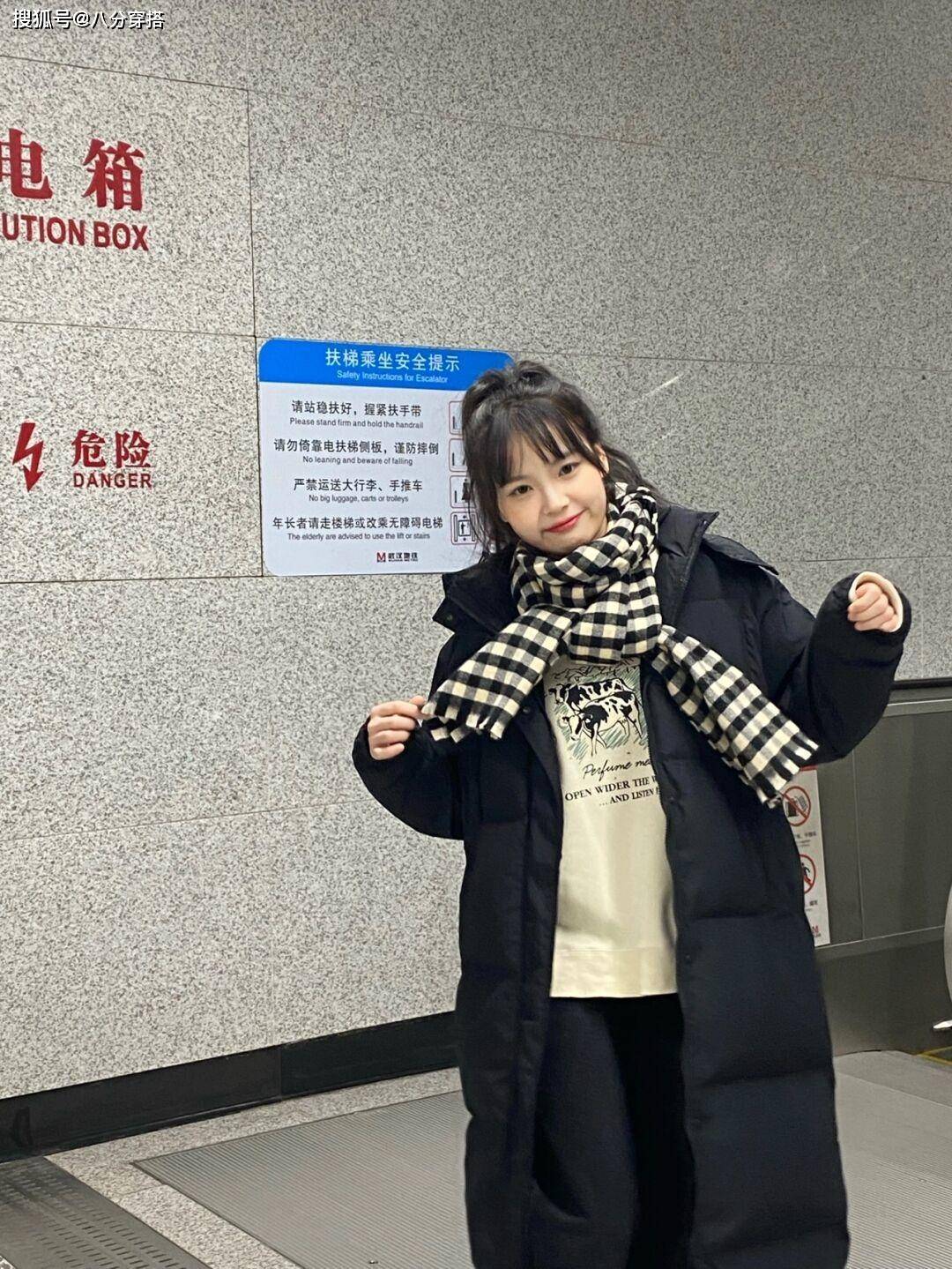 进行 轻熟女性冬天不要瞎打扮，试试这些长款羽绒服，简约利落又保暖