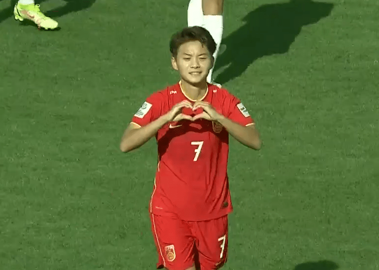 中国国家队|中国国家队2022首球诞生！王霜136秒闪击后比心，00后天才闪耀