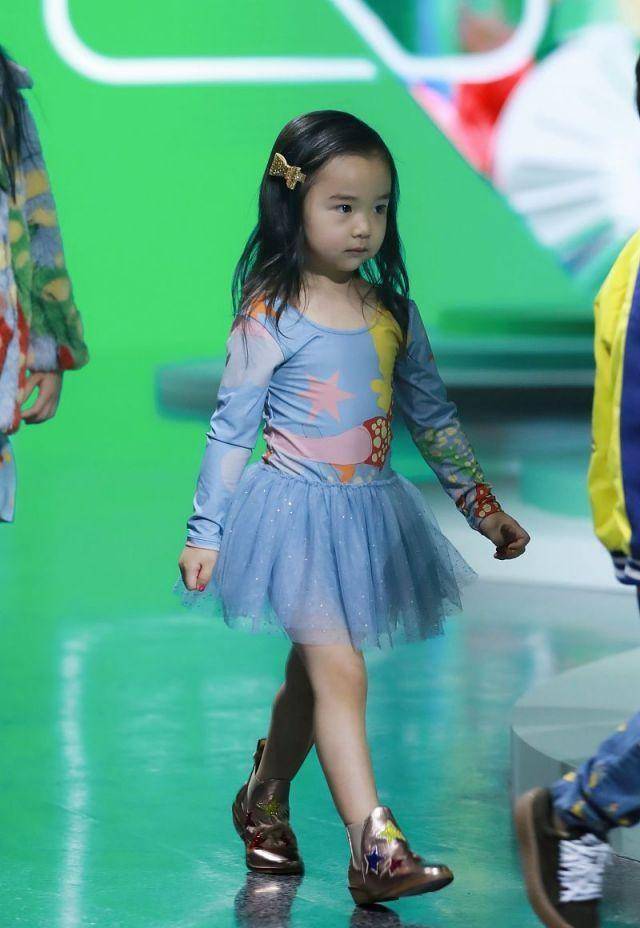 小家伙 董璇3岁女儿T台走秀，佟大为关悦携子捧场，青梅竹马同框超养眼
