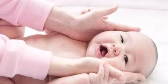 如何给新生儿按肚子 e6d9c362c104459281577dd6a2a84354.jpeg