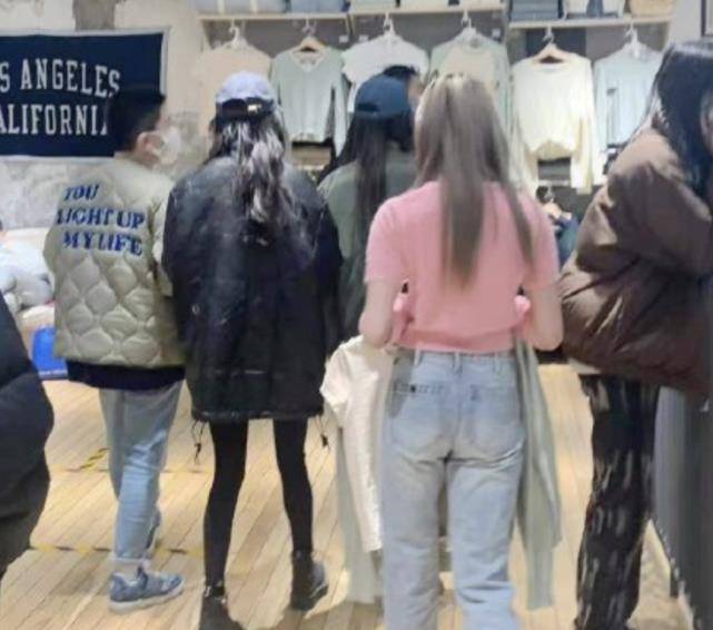 陈伟霆 杨幂晒射箭照,手拿弓箭姿势帅气,一条高腰紧身裤展现完美好身材