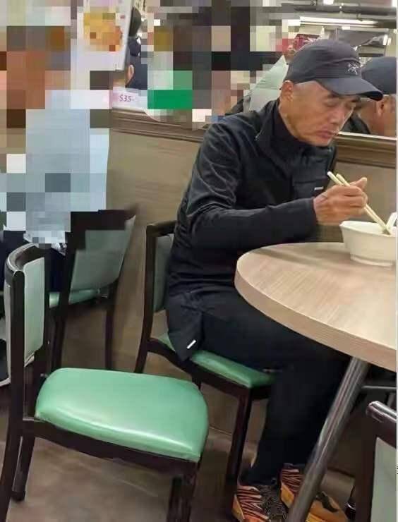 网友吃饭偶遇周润发!