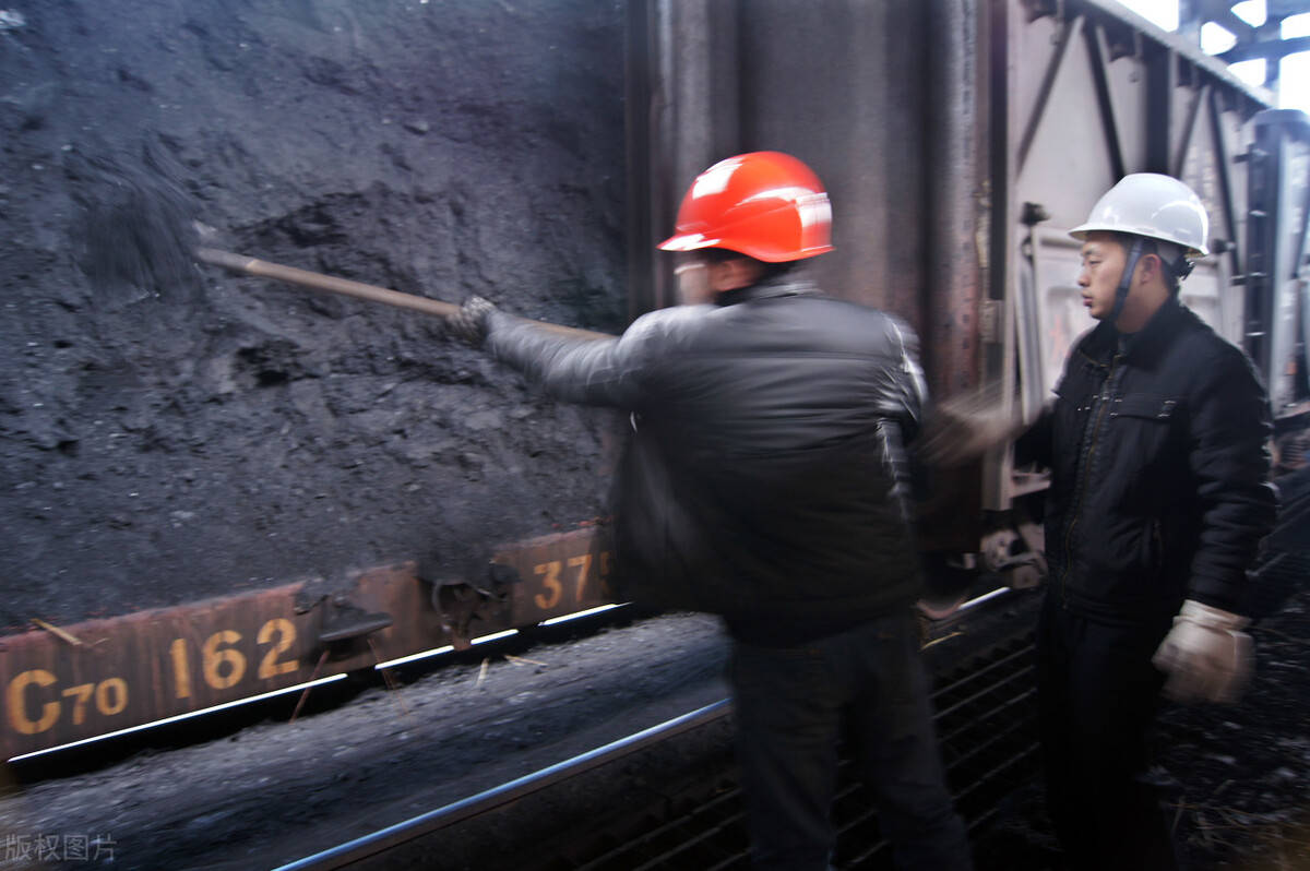  原创 万吨煤炭是奈何从火车上卸下来的？20秒卸完一车，大型翻车现场？