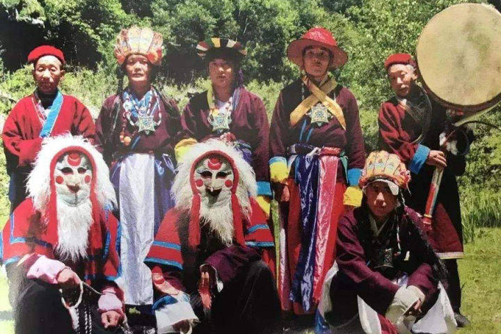 门巴族主要分布在西藏自治区东南部的门隅和墨脱地区,门巴的意思是