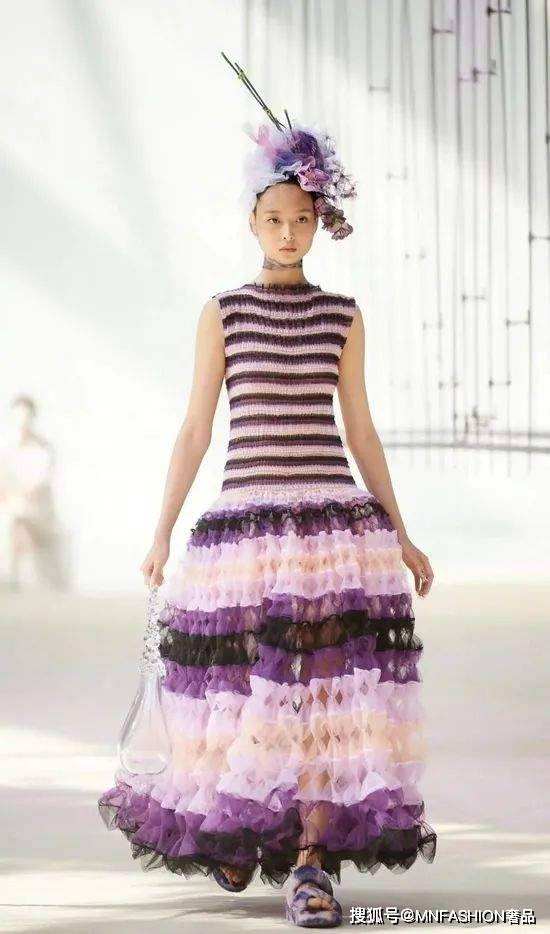 品牌 时尚 | 迪丽热巴这双毛毛拖鞋，简直可爱到犯规