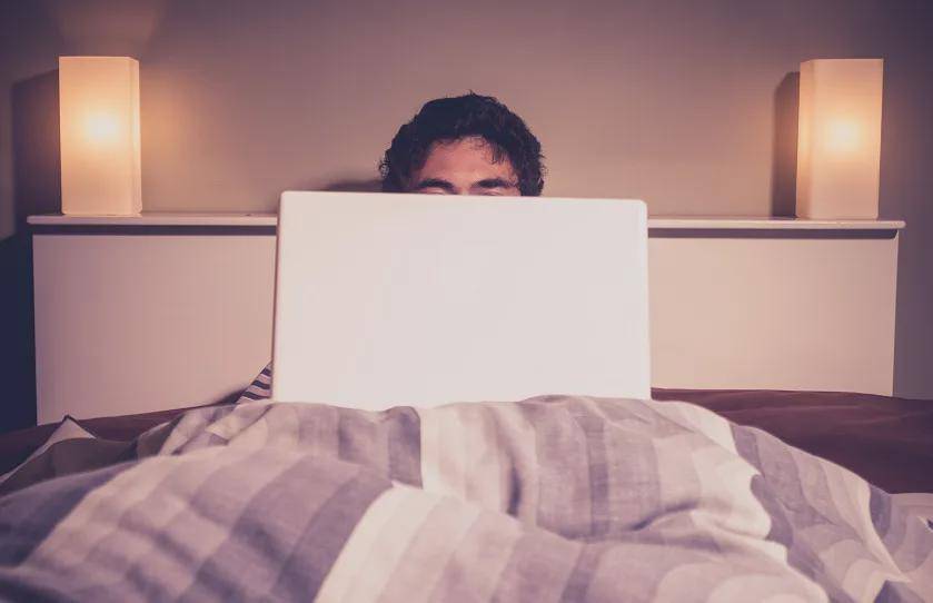 笔记本电脑应该边用边充电，还是没电再充？很多人一直做错