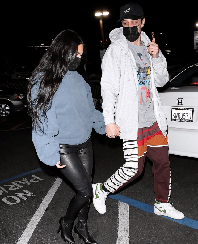 身材 金卡戴珊海中拍大片!穿比基尼秀“葫芦形”身材,小鲜肉男友宠她