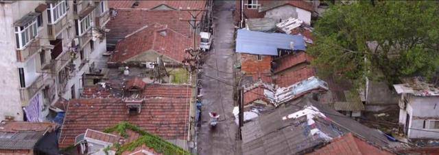 寒冬|《穿过寒冬拥抱你》口碑下降,日票房由2.6亿跌至不足1000万