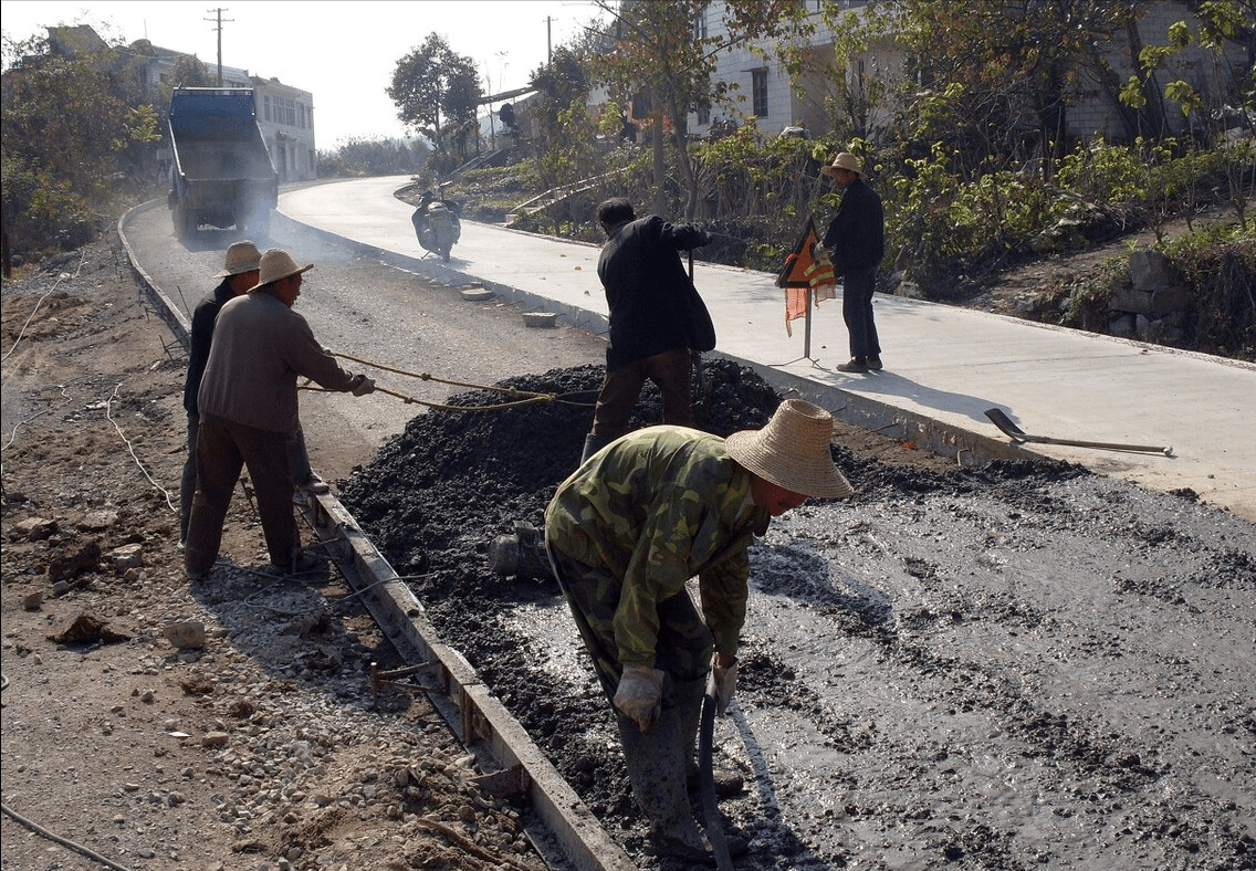 至少也要宽4米以上,经济发达地区更是提出农村公路要达到宽6米,双向