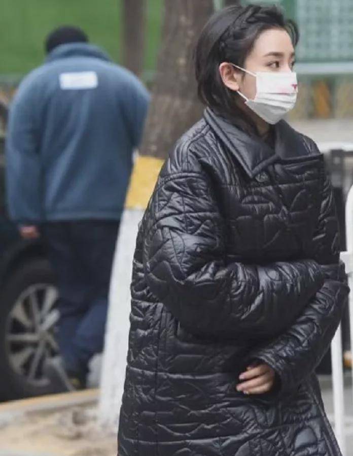 张小斐 春晚私服比拼：赵丽颖千元夹克可爱减龄，张小斐万元大衣输给宋茜