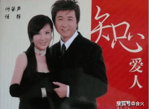 夫妇 付笛生夫妇地铁出行无人识！亲密挽手太恩爱，老婆皮肤紧致似少女