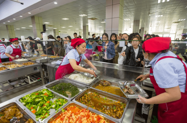 還有一個現實的因素,那就是學校的食堂到了飯店基本上都要排隊,去遲了