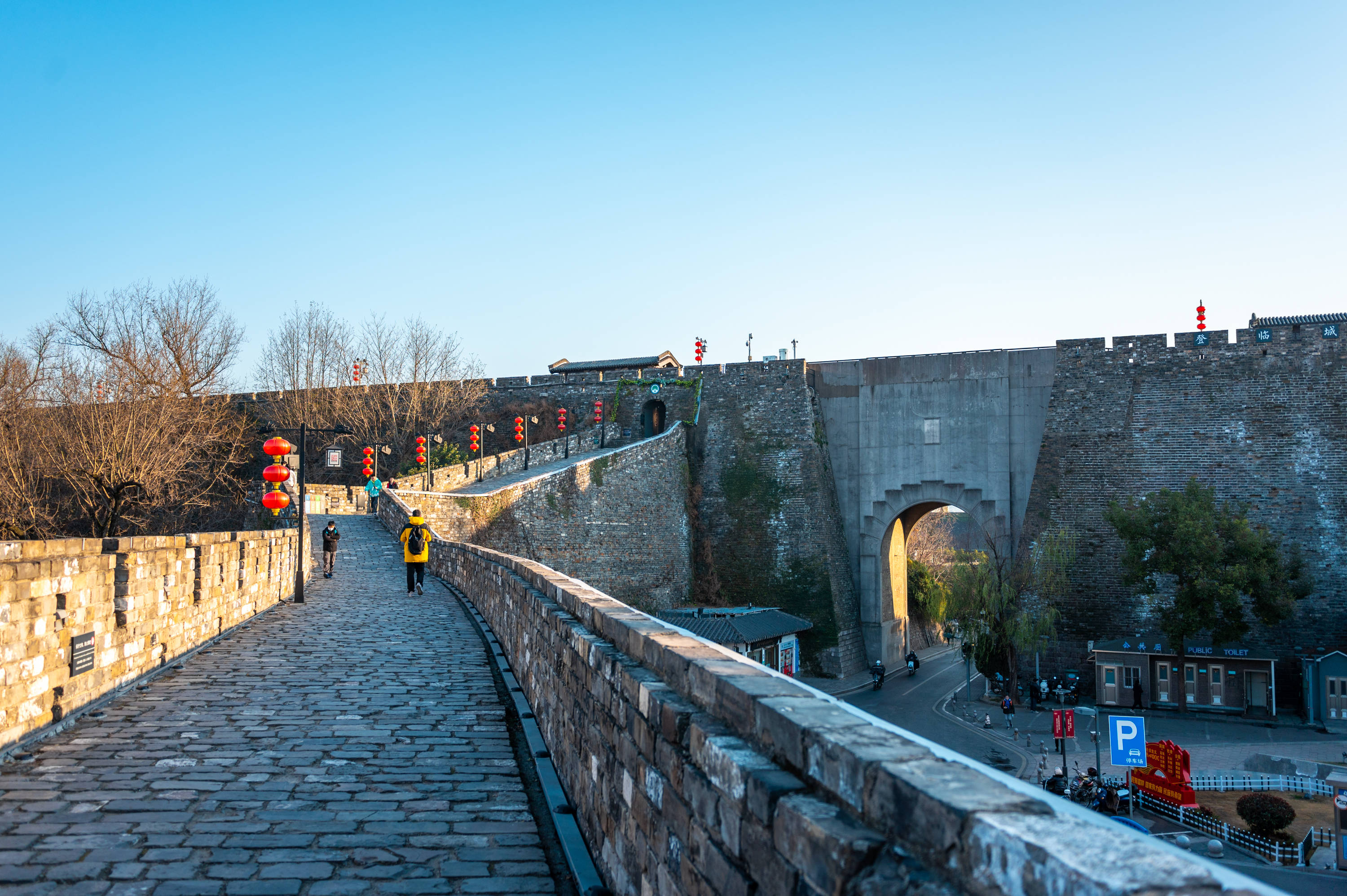 南京台城明城墙现存最高大最完好的一段古与新在此交相辉映