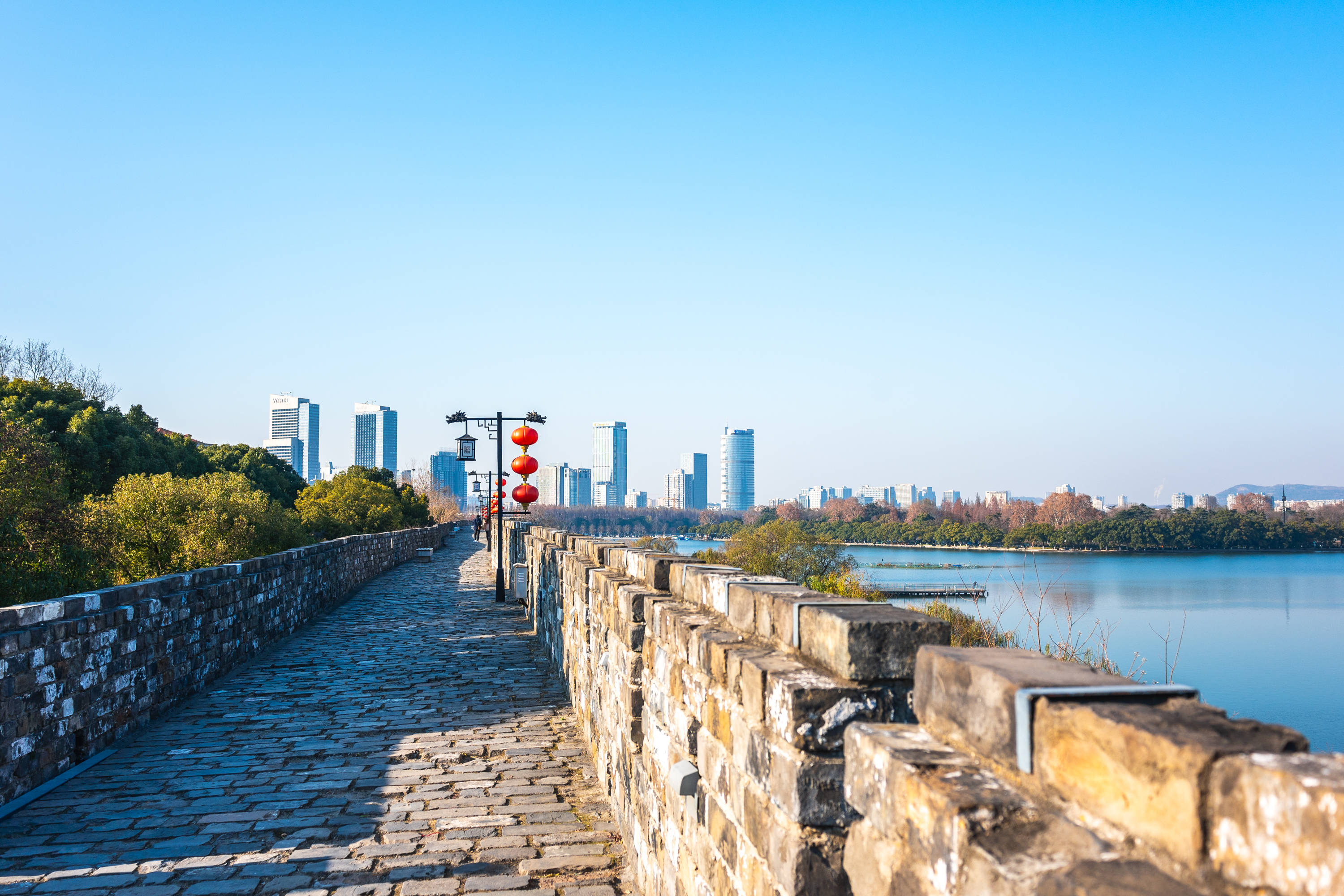 紫峰|南京台城，明城墙现存最高大、最完好的一段，古与新在此交相辉映