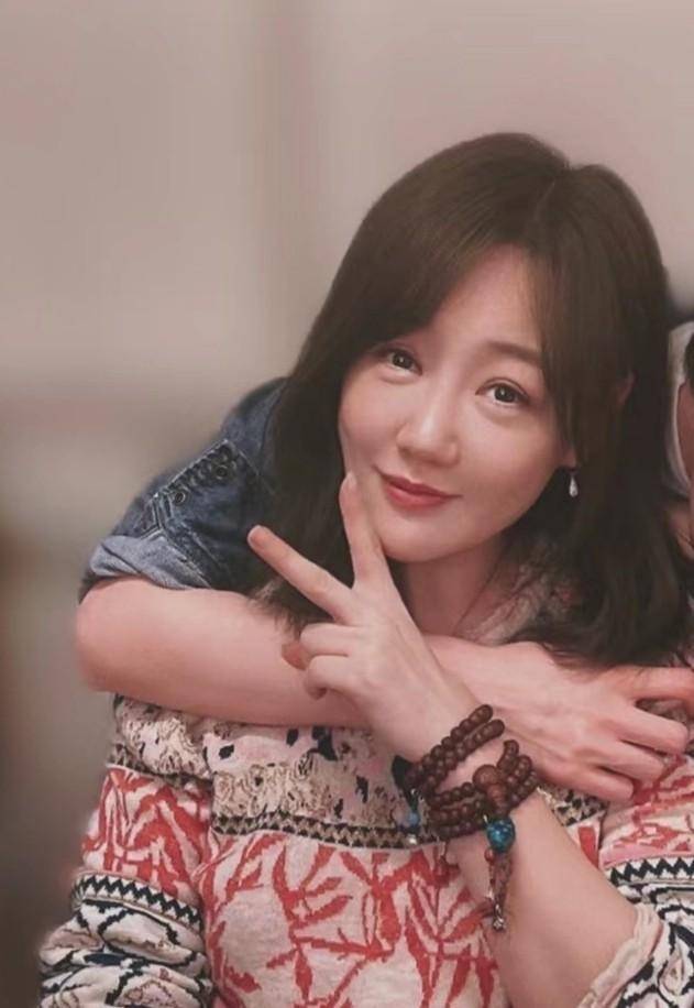 王冠与好友相聚43岁薛佳凝罕露面大方搂抱闺蜜手链好显眼