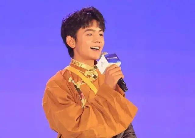 李子柒丁真录制同个节目，1个月3次行程重叠，原来资本早就输了