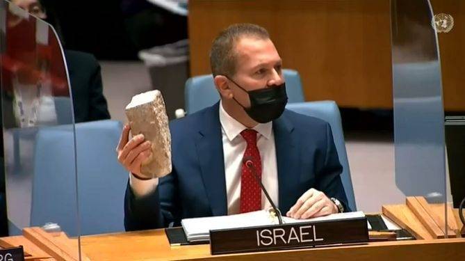 原创洗衣粉历史再次上演这次以色列拿了块砖说是恐怖袭击证据