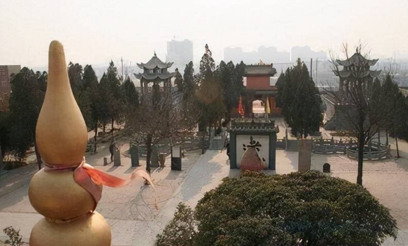 翠云峰上一小众景点，为我国第一个上清宫寺，因地势险峻少有人来