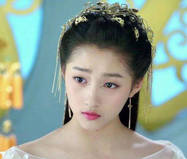 家族|不到30岁就提前迎来“中年危机”的关晓彤，能靠综艺口碑翻盘吗？